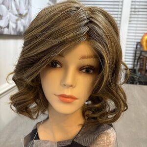 EDITOR'S PICK WIG BY RAQUEL WELCH | RL11/25 NWT